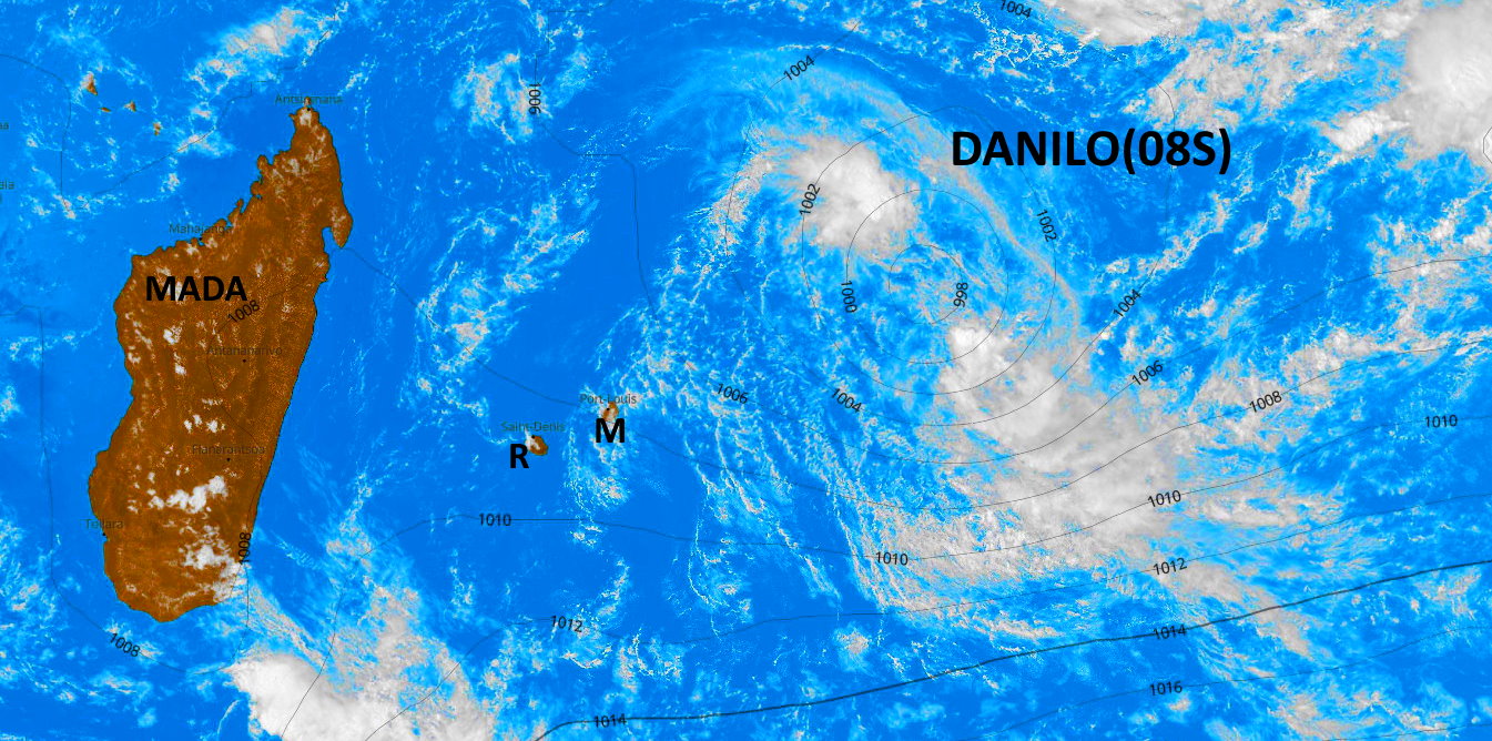 08/14h15. DANILO est mal organisé. La convection est scindée en deux faibles zones au Nord-Ouest et au Sud-Est du centre. On surveillera la nuit prochaine si le système est capable de se ré-organiser.