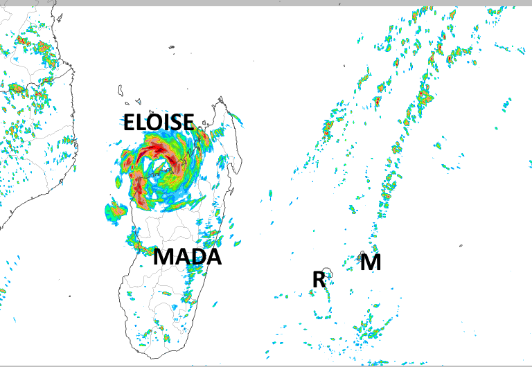 ELOISE(12S) traverse le Nord de MADA. A l'arrière un flux de Nord-Est instable, chaud et humide est installé sur les ILES SOEURS. Arome. Météo France.MCIEL.