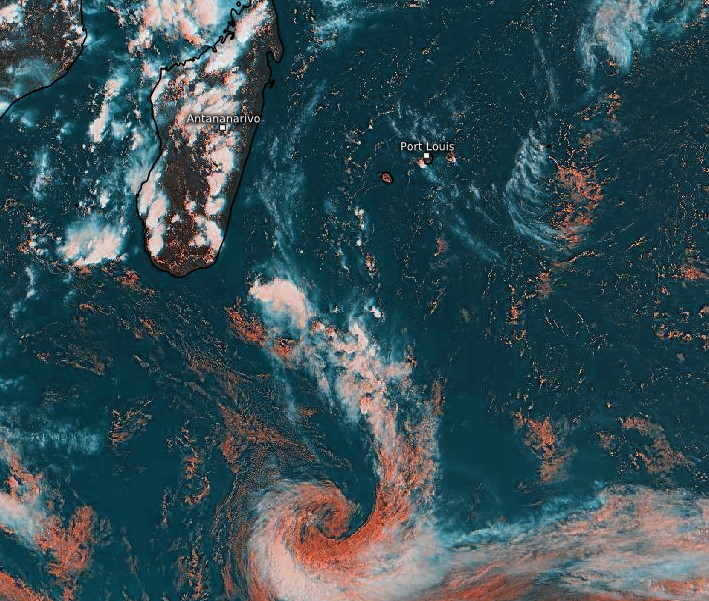 07/15H15. Une dépression extra-tropicale circule au Sud de 30°Sud. Une ligne de convergence remonte jusqu'au Sud-Est de la Grande Ile. A l'arrière le flux d'Est Nord-Est circulant sur les ILES SOEURS est localement instable et peut favoriser une activité orageuse. Eumetsat. Enhanced par PH.