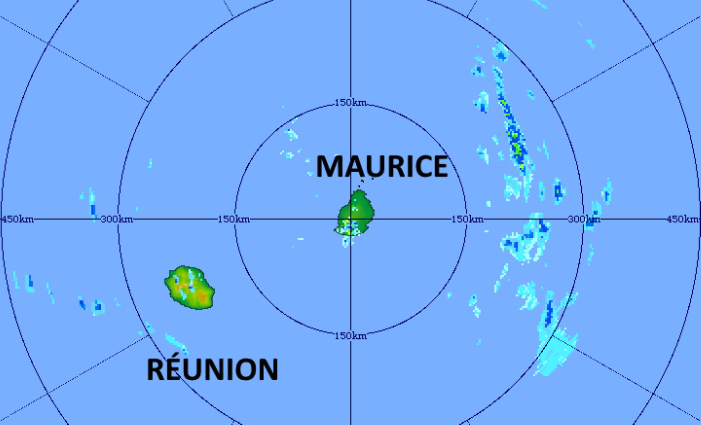 18/14h. Le radar de TAC montre des averses dans l'intérieur de la RÉUNION mais surtout des averses orageuses localement fortes à MAURICE notamment dans le Sud-Ouest. Une zone orageuse évolue à un peu plus de 200km à l'Est de MAURICE.MMS/VACOAS.