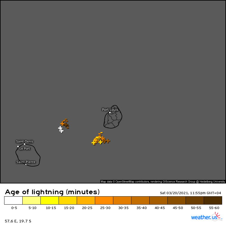 Quelques foyers orageux étaient actifs en milieu de nuit de Samedi à Dimanche entre MAURICE et la RÉUNION. Carte de 23h55 Samedi. WUS.