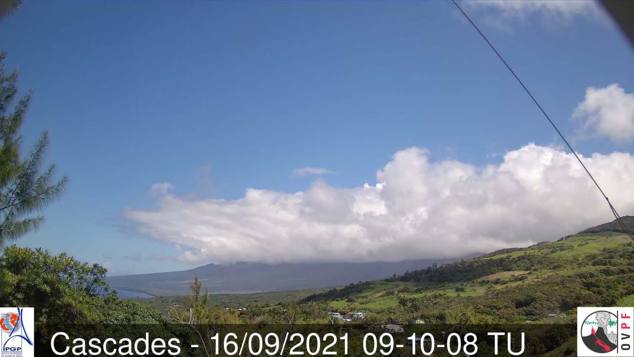 Temps sec et ensoleillé sur les régions sauvages de Bourbon cet après-midi(Piton Sainte Rose avec vue sur le Sud-Est de la Réunion). Météo Réunion.