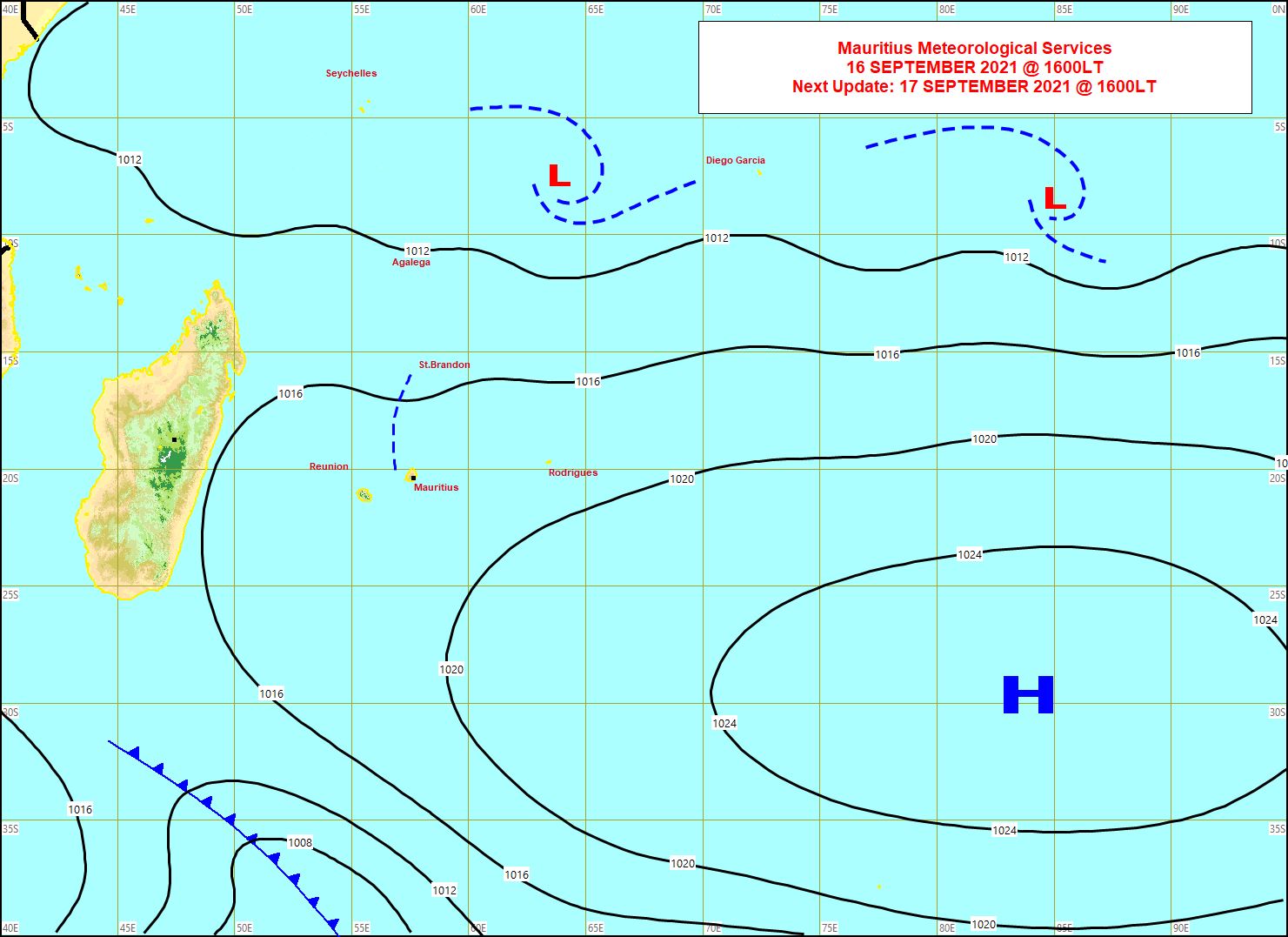 Analyse de la situation de surface ce Jeudi à 16heures. Le gradient de pressions se relâche sur les Mascareignes: l'anticyclone(H) est en retrait alors qu'un front froid affaibli associé à une lointaine dépression extra-tropicale passe par le Sud de la Grande Ile. MMS.