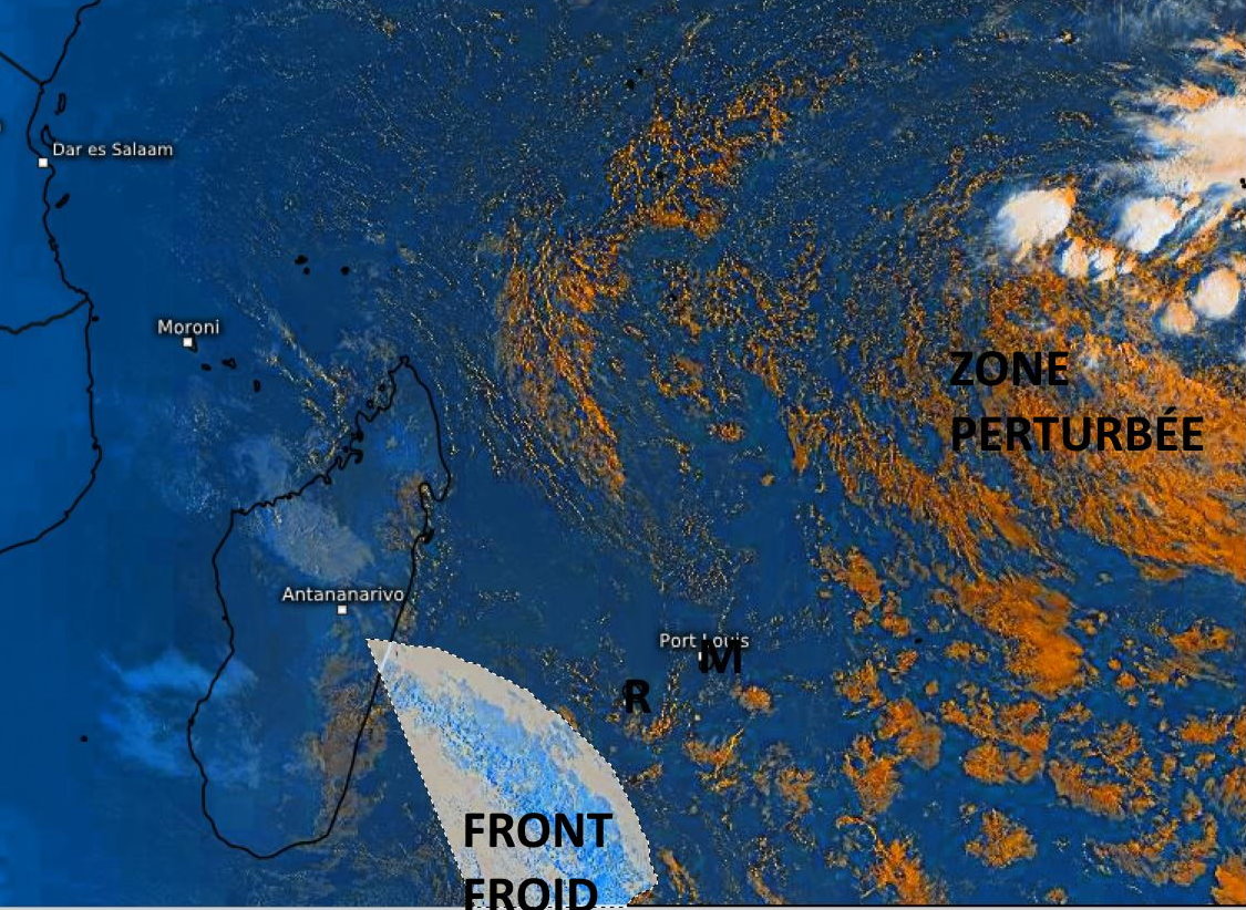 Le front froid assez actif remonte par le Sud-Ouest et passera sur les ILES SOEURS demain Jeudi. La RÉUNION sera la première concernée avec des pluies localement modérées à soutenues principalement dans le Sud-Est. MAURICE est touchée dans la foulée avec des précipitations modérées principalement sur le Sud et le Plateau Central. La Zone Perturbée au Sud-Ouest des Chagos reste loin de nos ziles. PH. Le front froid assez actif remonte par le Sud-Ouest et passera sur les ILES SOEURS demain Jeudi. La RÉUNION sera la première concernée avec des pluies localement modérées à soutenues principalement dans le Sud-Est. MAURICE est touchée dans la foulée avec des précipitations modérées principalement sur le Sud et le Plateau Central. La Zone Perturbée au Sud-Ouest des Chagos reste loin de nos ziles. PH.