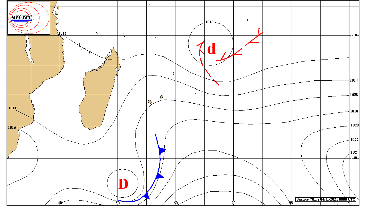 Bulletin prévision - Rodrigues  COMMUNIQUÉ DE LA MÉTÉO POUR RODRIGUES ÉMIS À 04H30 CE JEUDI 04 NOVEMBRE 2021.     SITUATION GÉNÉRALE: 1. Des nuages dans le flux modéré du Sud-Est influencent le temps local. 2. A 04h00, la zone de basse pression se trouvait à environ 825 km au Nord-Nord-Est de Rodrigues. Elle maintient son déplacement lent vers l'Ouest-Nord-Ouest tout en s'affaiblissant.  PRÉVISIONS POUR LES PROCHAINES 24 HEURES: Périodes nuageuses ce matin avec des averses par moments. Le temps deviendra nuageux à couvert dans l'après-midi avec des averses éparses.  La température maximale variera entre 24 et 27 degrés Celsius.  Des averses éparses sont toujours attendues durant la nuit.  La température minimale sera entre 21 et 23 degrés Celsius.  Vent du Sud-Est d'environ 30 km/h avec des rafales de l'ordre de 60 km/h aux endroits exposés, se renforçant sous les averses.  Mer forte au-delà des récifs avec des vagues de l'ordre de 2 mètres 50. Les sorties en haute mer sont déconseillées.   La pluviométrie durant les dernières 24 heures du 03 Novembre 2021 à 04h00 jusqu'au 04 Novembre 2021 à 04h00:  Pointe Canon             :  1.9 mm.  Plaine Corail              :  0.6 mm.  Montagne du Sable  :  3.0 mm.  Patate Théophile       : 1.2 mm.     Marées hautes:  12h16 et demain 00h37.  Marées basses: 06h04 et 18h31.     Lever du soleil      : 05h02.  Coucher du soleil : 17h57.