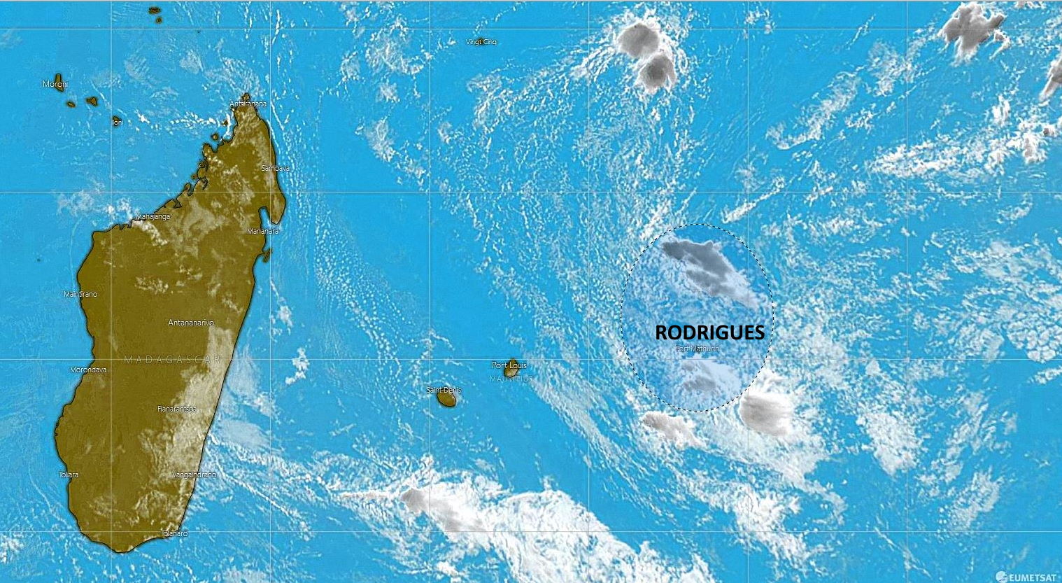 Bulletin prévision - Rodrigues  COMMUNIQUÉ DE LA MÉTÉO POUR RODRIGUES ÉMIS À 04H30 CE VENDREDI 05 NOVEMBRE 2021.     SITUATION GÉNÉRALE:  1. Une zone de convergence sur la région, occasionnent la formation des nuages actif dans le voisinage de l'île. 2. A 04h00, la zone de basse pression se trouvait à environ 870 km au Nord de Rodrigues. Elle maintient son déplacement lent dans une direction générale de l'Ouest.   PRÉVISIONS POUR LES PROCHAINES 24 HEURES:Ciel nuageux à couvert  avec des averses éparses. Les averses seront modérées à localement fortes par moments, accompagnées d'orages. Ces averses pourraient provoquer des accumulations d'eau dans certaines régions à basse altitude.  La température maximale variera entre 24 et 27 degrés Celsius et la minimale sera entre 21 et 24 degrés Celsius.  Vent du Sud-Est d'environ 30 km/h avec des rafales de l'ordre de 60 km/h aux endroits exposés, se renforçant sous les averses. Mer forte au-delà des récifs avec des vagues de l'ordre de 2 mètres 50. Les sorties en haute mer sont déconseillées.    Quelques conseils pratiques : 1. En cas de grosse averses, il est fortement conseillé au public d'éviter les régions inondables, les cours d’eau et les radiers.  2. La visibilité sera considerablement réduite durant les fortes pluies et due la présence de poches de brouillard, les usagers de la route sont priés d'être très prudents.  3. En cas d'orages, le public est conseillé de rester à l'abri et d'éviter les plaines, les sorties en mer et ne pas s'abriter sous les arbres.   La pluviométrie durant les dernières 24 heures du 04 Novembre 2021 à 04h00 jusqu'au 05 Novembre 2021 à 04h00:  Pointe Canon             :  32.6 mm.  Plaine Corail              :  38.0 mm.  Montagne du Sable  :  27.0 mm.  Patate Théophile       : 40.0 mm.     Marées hautes:  12h49 et demain 01h14.  Marées basses: 06h37 et 19h07.  Lever du soleil      : 05h02.  Coucher du soleil : 17h57.