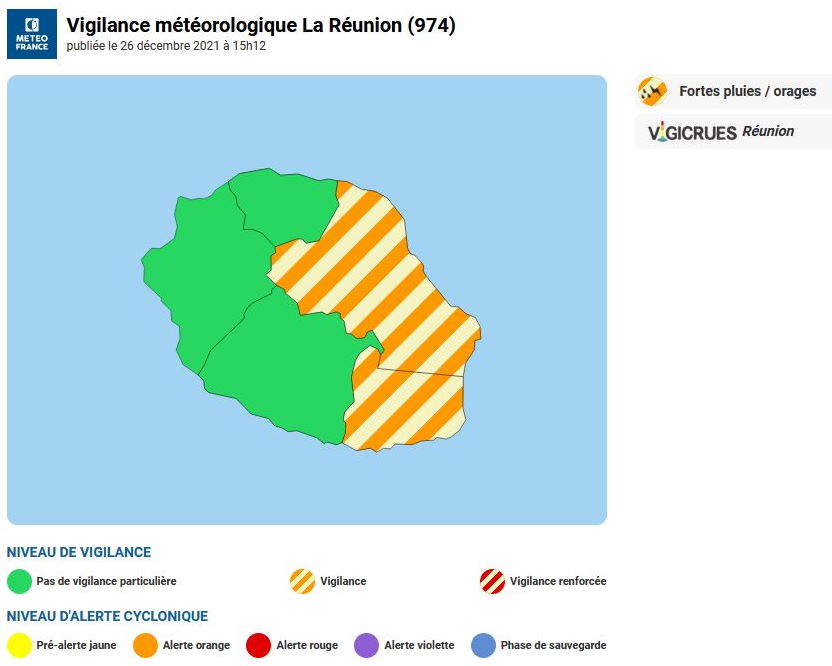 Publié le 26 décembre 2021 à 15h13      Fortes pluies/orages      N°21      Valable à compter du Dimanche 26 Décembre 2021 à 19 h locales.      Depuis le début d'après-midi, des averses de saison concernent les régions de Saint-André et Saint-Benoit. Elles peuvent également affecter la région de Sainte-Rose avant une accalmie temporaire en fin de journée.      En première partie de nuit, le flux bien établi au Sud-Est se renforce. Le temps devient très perturbé sur les régions Est et Sud-Est du département et notamment à proximité du Volcan. Des averses conséquentes sont attendues, elles prennent un caractère orageux. Cet épisode pluvio-instable risque de perdurer Lundi matin.      En cette période de vacances scolaires et avec une activité volcanique, la plus grande prudence est de mise sur ces régions.      Ce bulletin sera réactualisé au plus tard le Lundi 27 Décembre 2021 vers 07 h locales.     Vents forts      Pas de vigilance particulière.     Vagues-submersion      Pas de vigilance particulière. Publié le 26 décembre 2021 à 15h13      Fortes pluies/orages      N°21      Valable à compter du Dimanche 26 Décembre 2021 à 19 h locales.      Depuis le début d'après-midi, des averses de saison concernent les régions de Saint-André et Saint-Benoit. Elles peuvent également affecter la région de Sainte-Rose avant une accalmie temporaire en fin de journée.      En première partie de nuit, le flux bien établi au Sud-Est se renforce. Le temps devient très perturbé sur les régions Est et Sud-Est du département et notamment à proximité du Volcan. Des averses conséquentes sont attendues, elles prennent un caractère orageux. Cet épisode pluvio-instable risque de perdurer Lundi matin.      En cette période de vacances scolaires et avec une activité volcanique, la plus grande prudence est de mise sur ces régions.      Ce bulletin sera réactualisé au plus tard le Lundi 27 Décembre 2021 vers 07 h locales.     Vents forts      Pas de vigilance particulière.     Vagues-submersion      Pas de vigilance particulière.