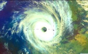 Le cyclone tropical KENANGA(06S) quasiment "annulaire".