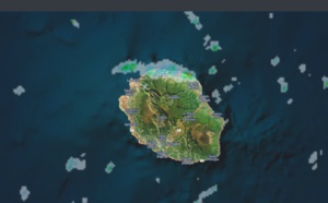 22h: Une petite bande pluvieuse touche le nord de la Réunion