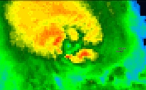 23heures: Cyclone intense GELENA à 135km de Plaine Corail , passage prévu à 50km en fin de nuit ( VIDEO)