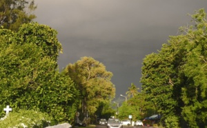 18h30: Joli grain et bel arc en ciel à Saint Paul/Réunion (VIDEO)
