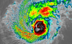 15UTC: Typhoon WUTIP(02W) ,Category 3 US, is weakening more rapidly after 24hours and remaining away from any land