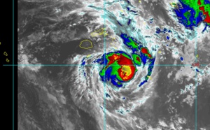 15UTC: Cyclone POLA(16P) Category 1 US, tracking less than 100km to Ona Llau(Fiji), may intensify next 24hours