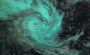 09UTC: TC HALEH(17S) category 1 US, slow-moving and intensifying to a possible peak at Category 4 in 72hours