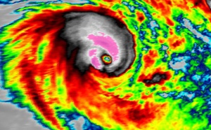 15UTC: TC HALEH(17S) category 3 US, intensity expected to peak within 24hours, no threat to land