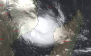 22UTC: 98S: Tropical Cyclone Formation Alert(TCFA) issued by the JTWC