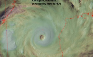 15UTC: IDAI(18S) category 3 US, intensifying to category 4 within 24hours,forecast to bear down on Beira/MOZ in 3 days