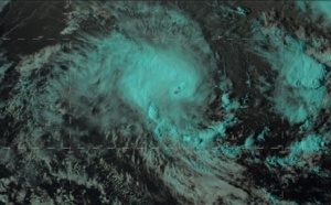 09UTC: TC SAVANNAH(19S) tracking apprx 100km to the Cocos islands and intensifying gradually