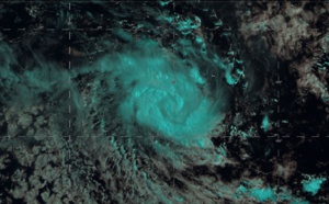 03UTC: TC SAVANNAH(19S) slowly intensifying in the middle of the South Indian Ocean