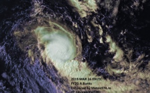 15UTC: TC SAVANNAH(19S) category 1 US may reach top cat2 or even cat3 within 48hours over the open South Indian seas