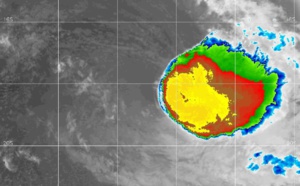 15UTC: SOUTH INDIAN: TC SAVANNAH(19S) with flaring convection but still expected to fall below 35knots intensity in 36hours