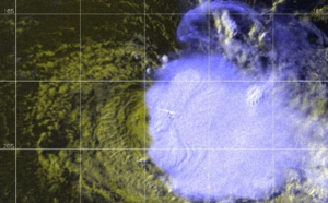 21UTC: South Indian: TC SAVANNAH(19S), flaring convection, cyclone still figthing vertical wind shear