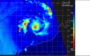 15UTC: South Indian: VERONICA(21S) category 4 US, gradually approaching the Pilbara coast of WA