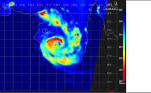 21UTC: TREVOR(20P) near landfall as a strong category 3 US with top gusts approaching 250km/h