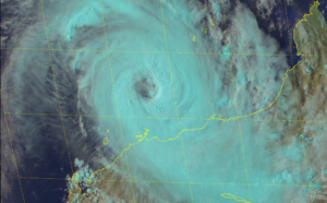 09UTC: VERONICA(21S) strong category 1 US, 200km northwest of Port Heldand, slowly approaching the coast