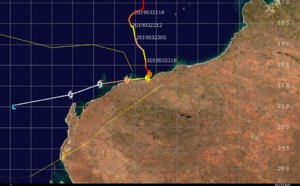 09UTC: VERONICA(21S) category 3 US, moving almost parallel to the coastline while weakening quickly next 24h