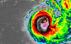 15UTC: JOANINHA(22S) now a powerful category 4 US is thankfully moving away from Rodrigues