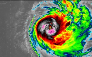 03UTC: JOANINHA(22S) category 4 US still benefiting from good environment now away from Rodrigues