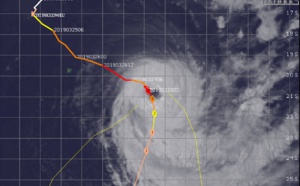 03UTC: JOANINHA(22S) category 4 US, is turning south and should be weakening rapidly after 24hours