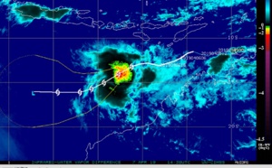 15UTC: TC WALLACE(23S) is slowly intensifying but forecast to weaken after 36hours as environment degrades