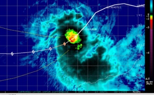 15UTC: TC WALLACE(23S) near peak intensity, forecast to weaken rather rapidly after 24hours