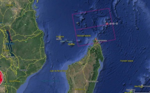 15UTC: INVEST 91S is likely to intensify next 24hours north of Madagascar