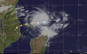 15UTC: TC KENNETH(24S) forecast to peak as a category 2 US in 48hours, potential direct threat to Grande Comore