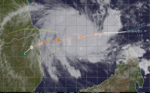 15UTC: TC KENNETH(24S) category 1 US, intensifying and tracking very close to Grande Comore within the next 6/12hours