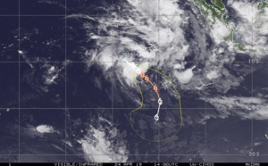 15UTC: TC LORNA(25S) forecast to intensify to category 1 US in 36hours with some interaction with developing 92S possible in 72h