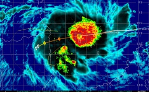 21UTC: TC KENNETH(24S) now category 3 US, tracking 15/20km north of Grande Comore, still intensifying, approaching Mozambique