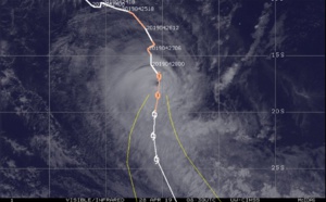 09UTC: TC LORNA(25S) near peak intensity, forecast to be extratropical in 72hours