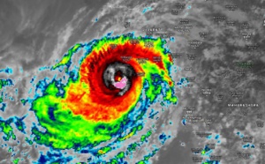 Le cyclone VAYU avec des rafales de 200km/h est traqué sur l'Océan Indien Nord