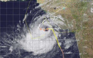 Cyclone VAYU(02A) slow-moving, forecast to turn northeast after 36h and weaken markedly, landfall near India/Pakistan border after 72h