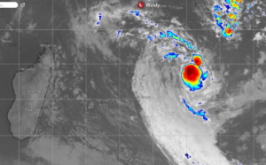 La zone perturbée "01/96S" à 1600km au Nord-est de la Réunion pourrait s'intensifier un peu selon le CMRS