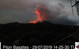 Eruption du Piton de la Fournaise: images en live en fin de journée ( VIDEO) 