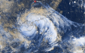 TD WIPHA(08W) passing over the Leizhou Peninsula, struggling intensity
