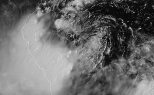 PODUL(13W) tracking to the south of Hainan but has failed to intensify 