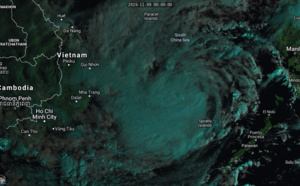 Tropical Storm Nakri(25W) is fighting vertical wind shear
