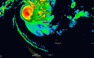 TC 25P(HAROLD) now near Cat 4, approaching Vanuatu.TC 24S(IRONDRO) peaking near Cat 3US