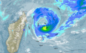 La Zone Perturbée 95S prévue s'intensifier et transiter au Nord des ILES SOEURS les 24 et 25 Décembre